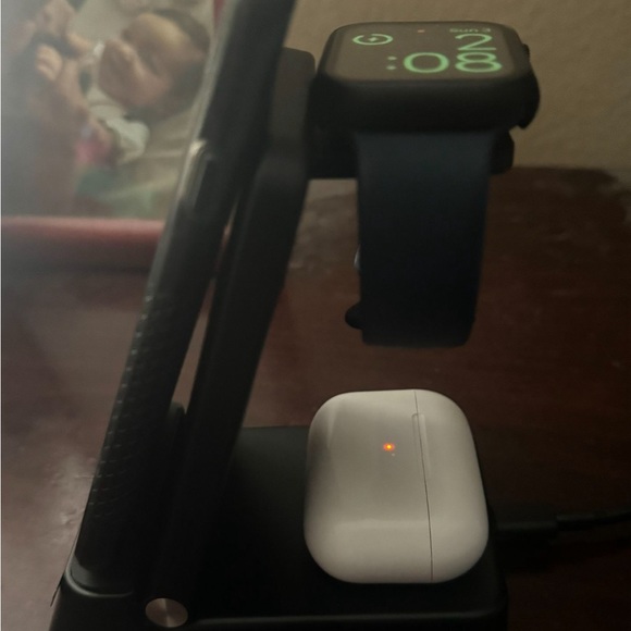 4 in 1 Wireless charging station with clock. - Picture 4 of 9